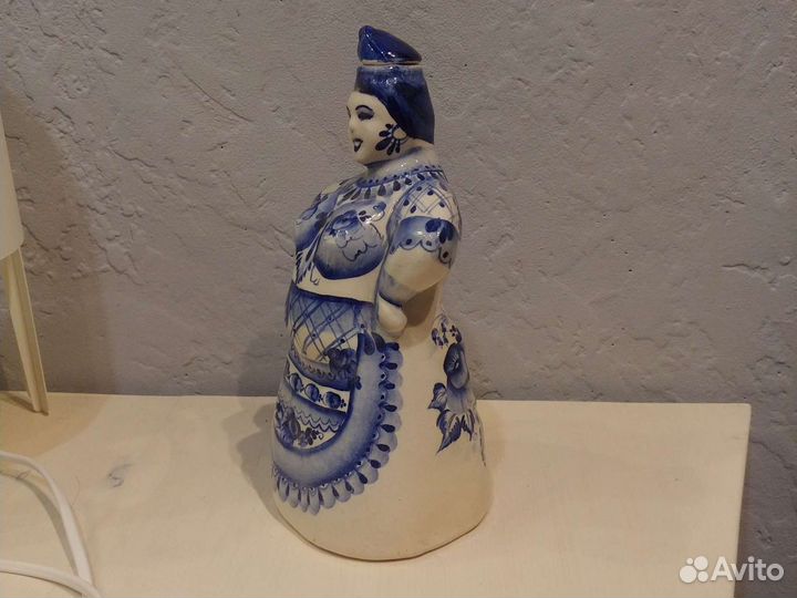 Графин статуэтка из фарфора 