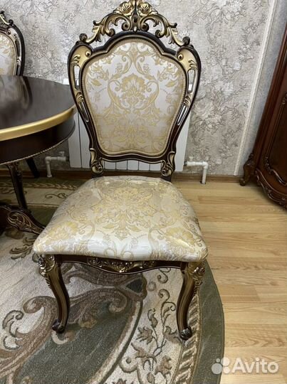 Стол со стульями