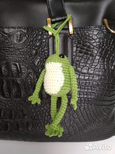 Вязаная лягушка брелок на сумку