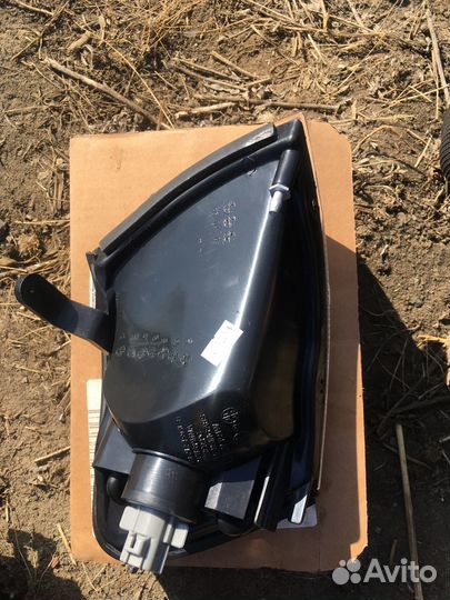 Новый передний поворотник Toyota Carina E 1994