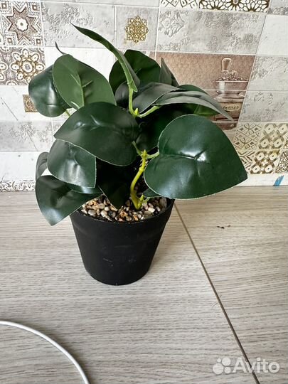 Искусственный цветок в горшке