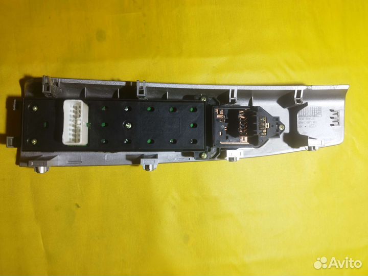 Блок управления стеклоподъемниками Hyundai SantaFe