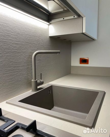 Прямая белая кухня