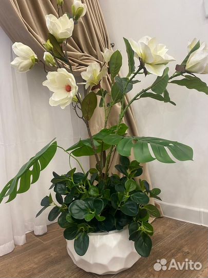 Искусственные цветы в горшках