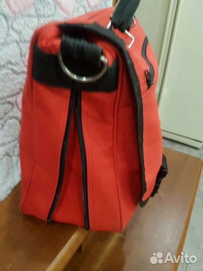 Портфели чёрный и красный