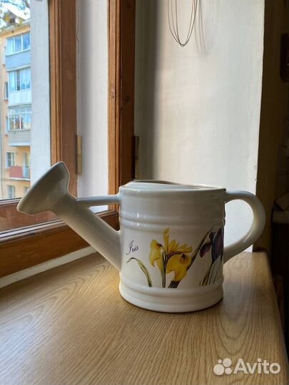 Горшок для цветка керамический белый в виде лейки