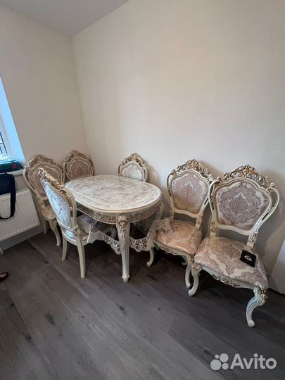 Столы и стулья