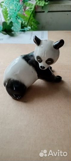 Фарфоровая статуэтка панда