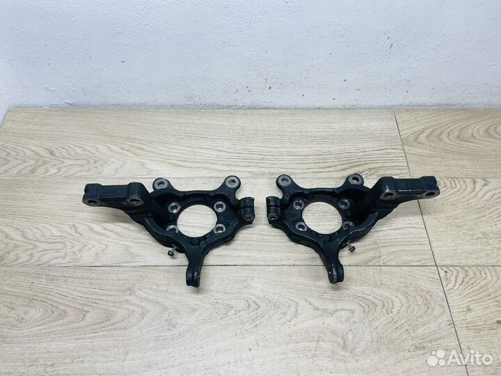 Кулак поворотный передний Nissan Juke F15