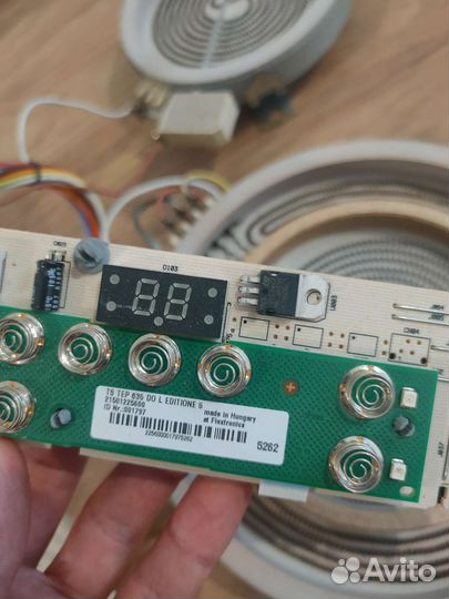 Электрическая варочная панель Hotpoint Ariston