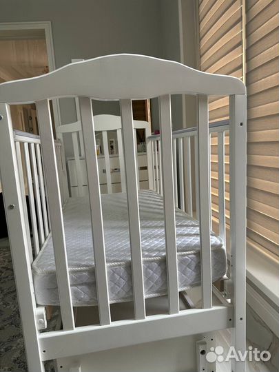 Детская кроватка с маятником