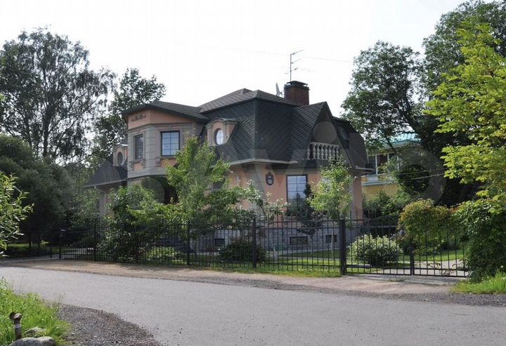 Дом 345,3 м² на участке 11 сот.