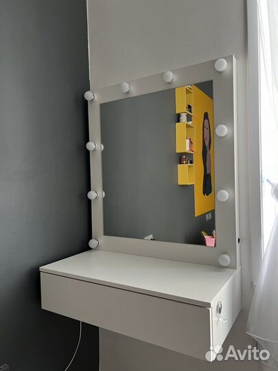 Гримерное зеркало со столом