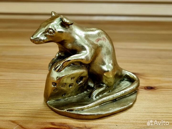 Фигурка бронзовая «Мышь с сыром»