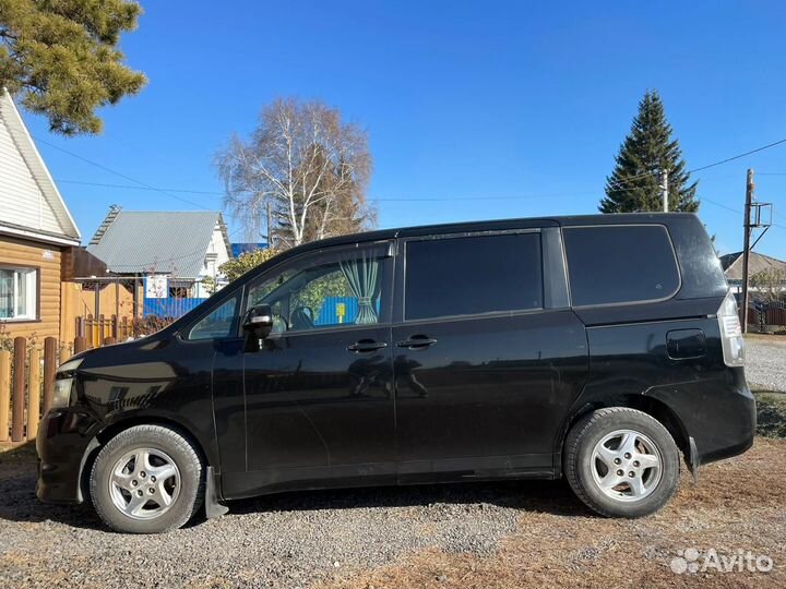 Toyota Voxy 2.0 CVT, 2009, 283 700 км