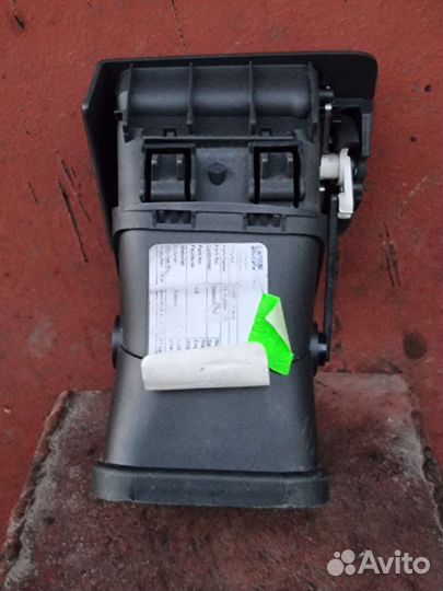 Дефлектор воздушный левый Вольво S40