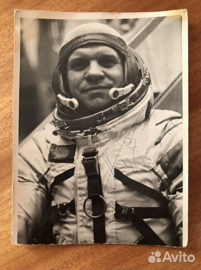 Визитка космонавта А.А.Губарева с автографом