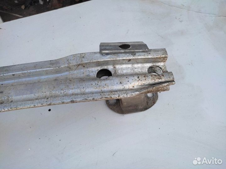 Усилитель заднего бампера (Audi Q8)