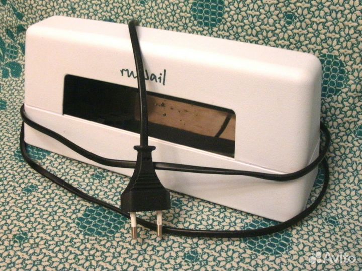 Маникюрная лампа и книга про маникюр