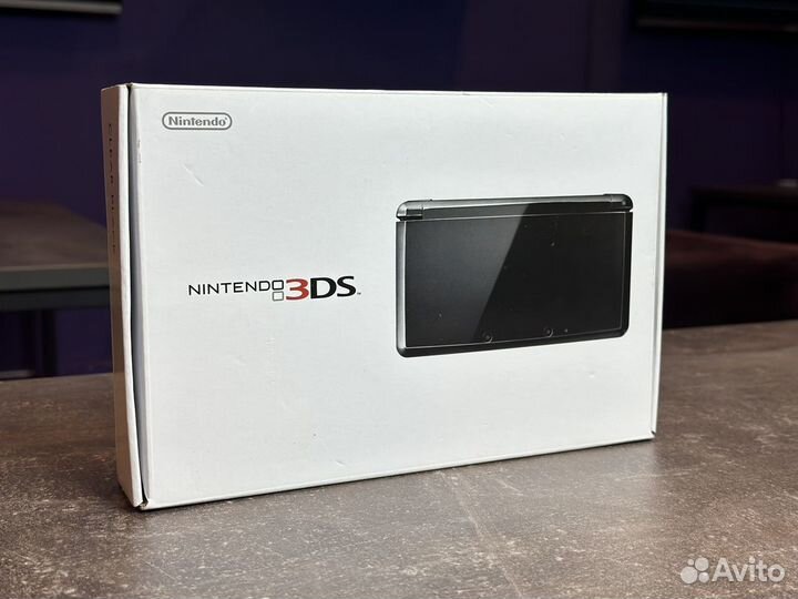 Nintendo 3DS в коробке