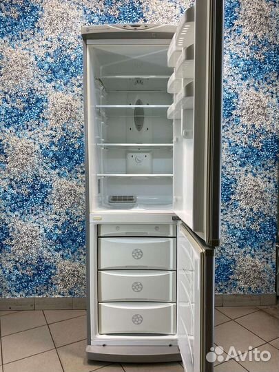 Холодильник серебристый