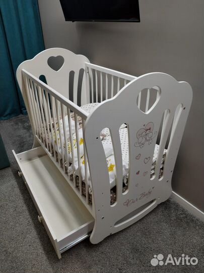 Детская кроватка с маятником и ящиком