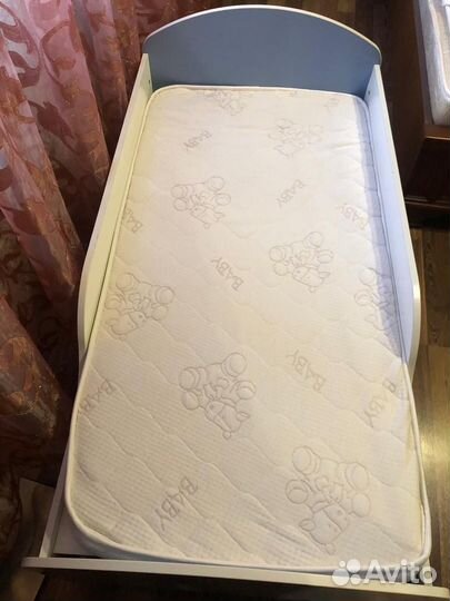 Кровать детская с бортиками и матрасом