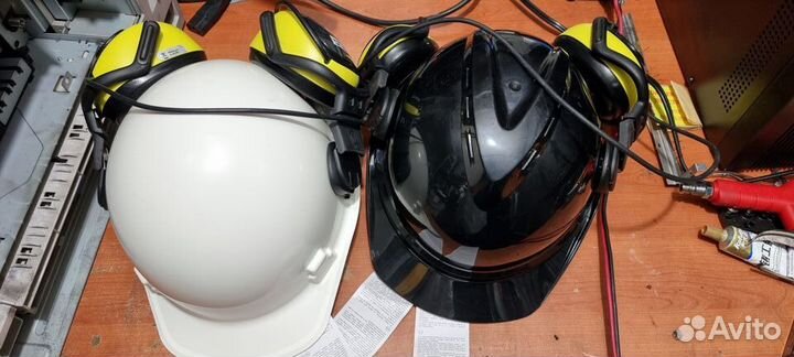 Каска MSA с активными наушниками, белая черная