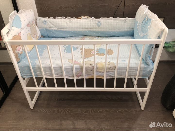 Детская кроватка с маятником