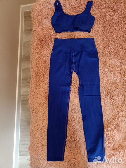 Спортивные лосины и топ