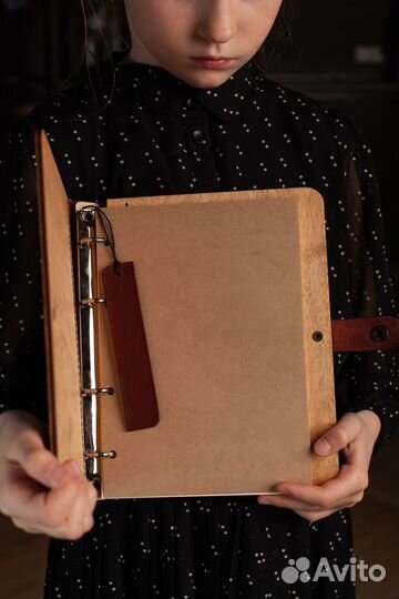 Блокнот из дерева в кожаном переплете