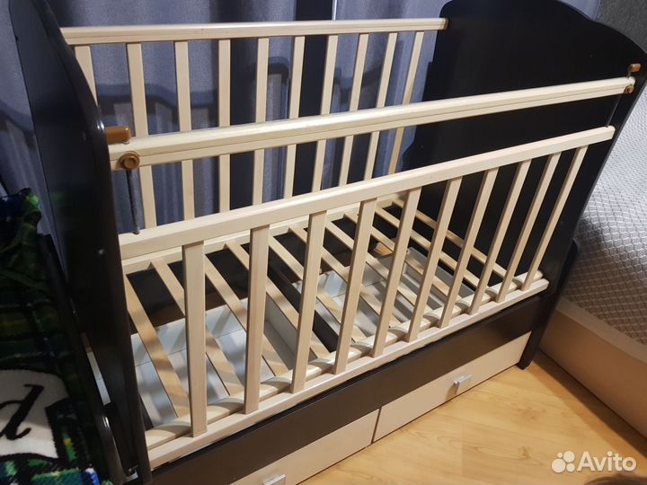 Детская кроватка с маятником
