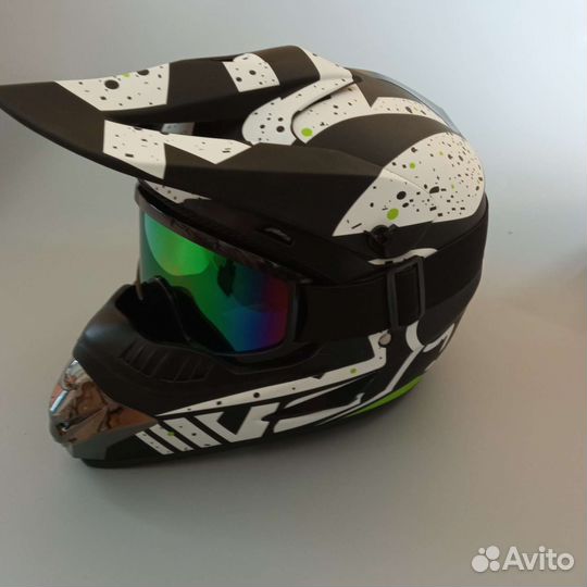 Кроссовый шлем с очками и перчатками