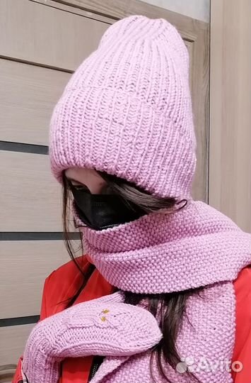 Набор вязаных изделий: Шапка, шарф и варежки