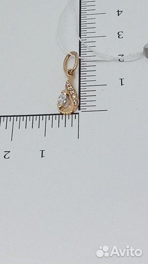 Золотая подвеска с камнем