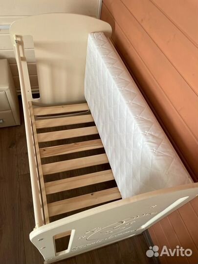 Детская кроватка с маятником