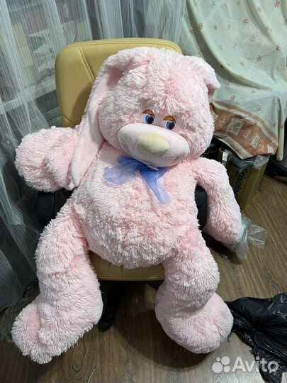 Большой плюшевый заяц