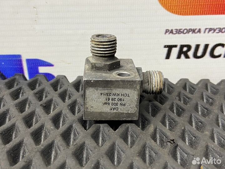 1902861 Соединитель шлангов подъема кабины