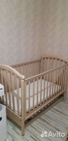 Детская кроватка с ящиком и матрасом