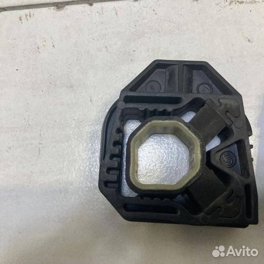 Кронштейн радиатора Volkswagen Passat CC 358