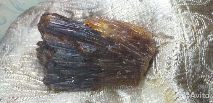 Натуральный самородок янтаря