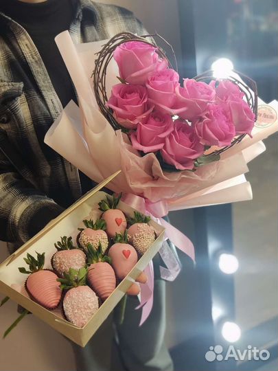 Розы и клубника