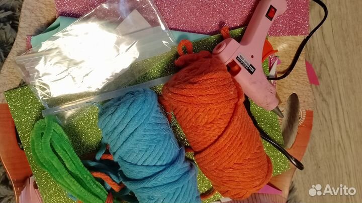 Пистолет для рукоделия,стержни,нитки бумага