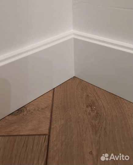 Монтаж напольного плинтуса