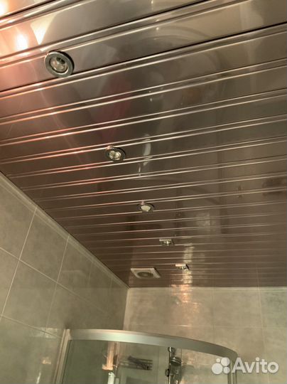 Потолок зеркальный для ванной реечный хром