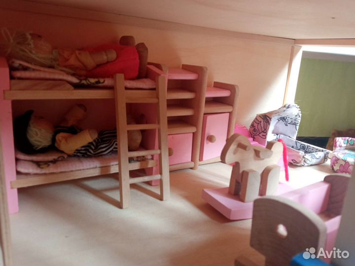 Деревянный кукольный домик с мебелью