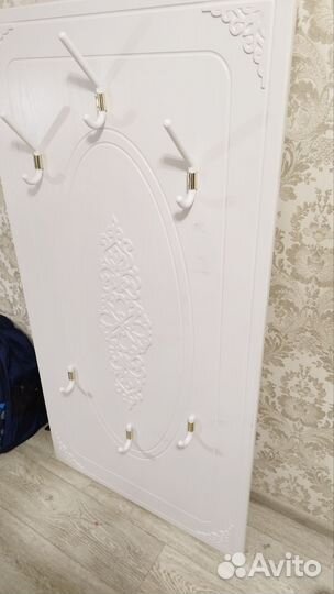 Вешалка в прихожую белая