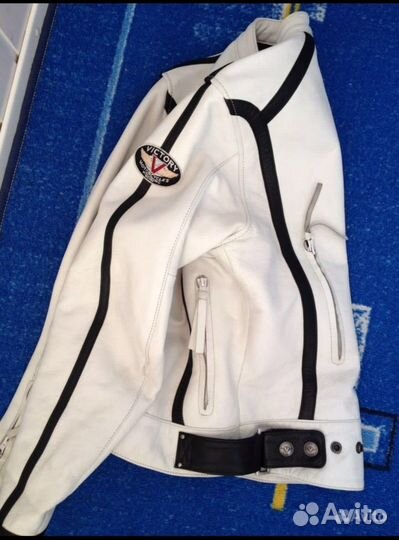 Мотокуртка кожаная женская