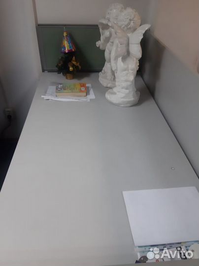 4 офисных стола с перегородками и шкаф