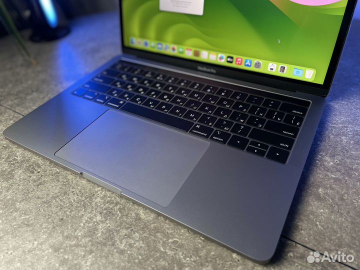 MacBook Pro 13 2019 8/128/i5 1 цикл как новый